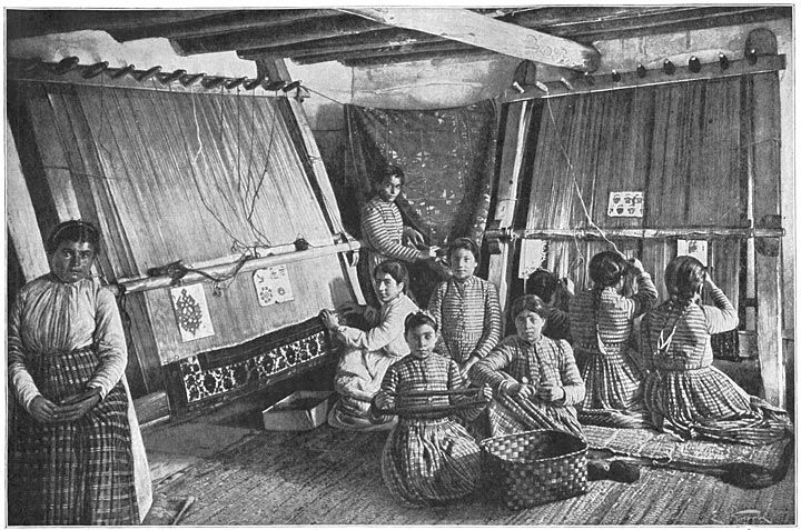 دختران ارمنی در کنار قالی بافته شده در یتیم‌خانه غزیر